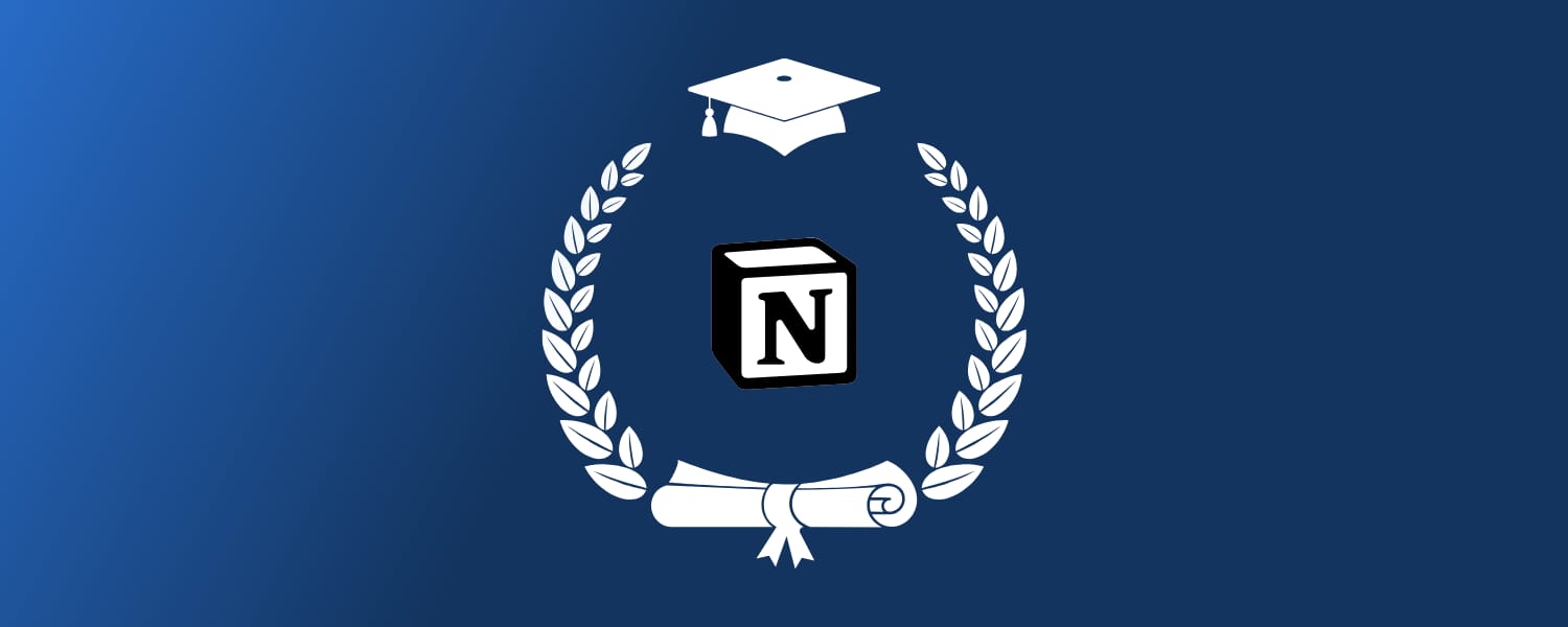 Logotipo blanco de Notion en el centro, rodeado por una corona de laurel, con un birrete de graduación encima y un diploma debajo sobre fondo azul, representando plantillas de Notion para estudiantes.
