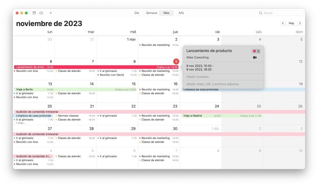 Apple Calendar en macOS en vista Mes con eventos por colores y una tarjeta de evento abierta con fecha, alertas y opciones de invitación.