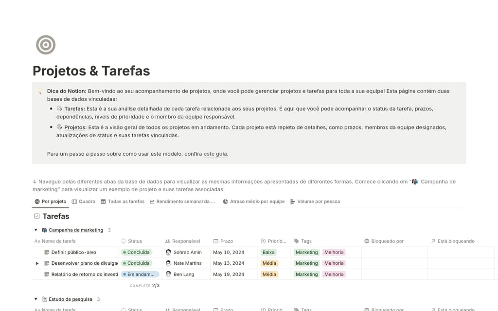 Página Projetos e Tarefas do Notion em português, com as tarefas agrupadas por projeto e colunas de status, responsável, prazo e prioridade