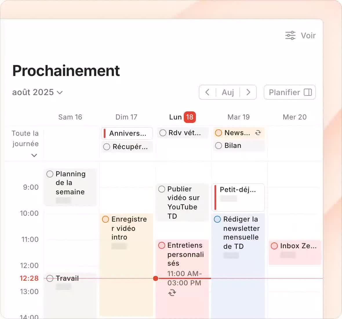 Vue Prochainement de Todoist en mode calendrier, interface en français : tâches posées en blocs horaires du samedi au mercredi d'une semaine d'août, ligne des tâches sans heure, trait rouge de l'heure actuelle et boutons Auj, Planifier et Voir.