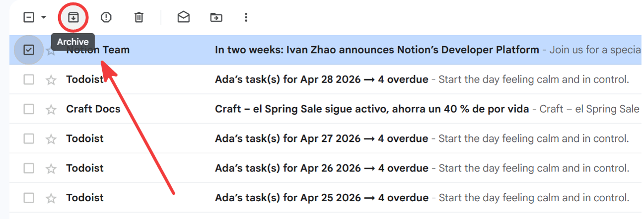 Bandeja de Gmail con el botón de archivar en la barra superior rodeado en rojo y una flecha que va desde el tooltip «Archivar» hasta el mensaje seleccionado
