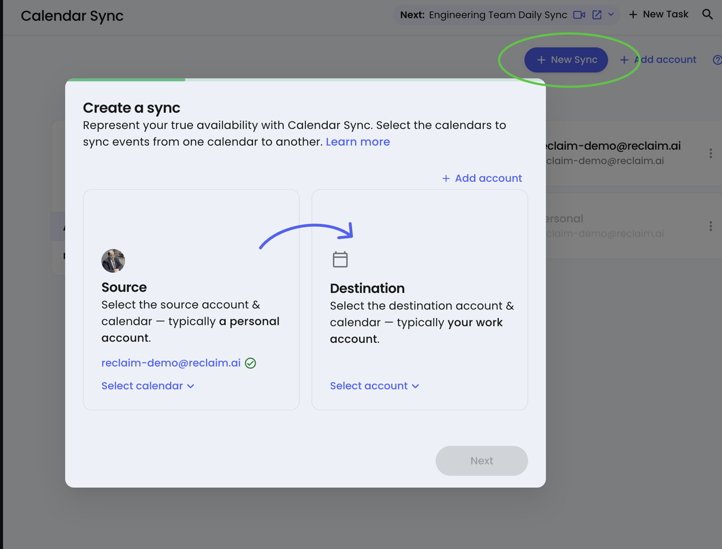 Ventana Create a sync de Reclaim.ai con una tarjeta de origen descrita como cuenta personal y una tarjeta de destino descrita como cuenta de trabajo, cada una con su selector de calendario.