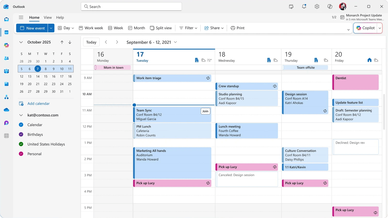 Calendrier du nouvel Outlook pour Windows, interface en anglais, en vue semaine de travail du lundi au vendredi : réunions de couleur, ruban avec le bouton New event et les vues jour, semaine de travail, semaine et mois, mini calendrier et liste des calendriers à gauche.