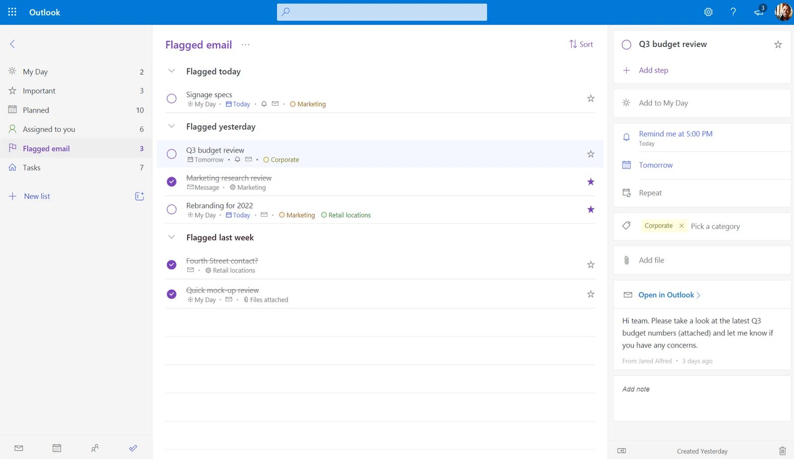 To Do en Outlook en la Web, con la interfaz en inglés: la lista Flagged email agrupada por días (hoy, ayer, la semana pasada) y la tarea elegida con Open in Outlook y una vista previa del correo