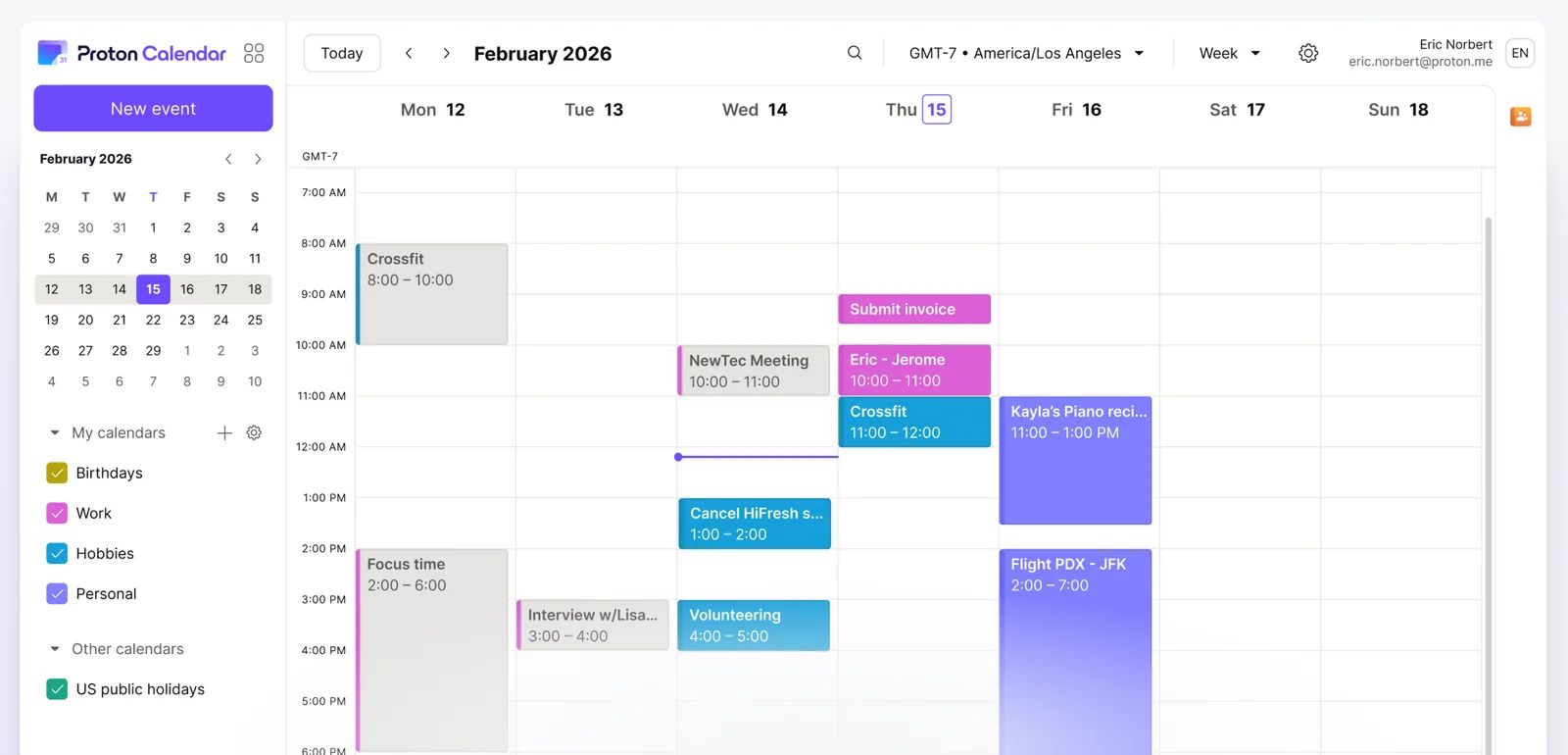 Proton Calendar sur le web en vue semaine de février 2026 : mini calendrier et liste des agendas en couleur à gauche, événements comme Crossfit, Focus time ou un vol répartis sur la semaine.