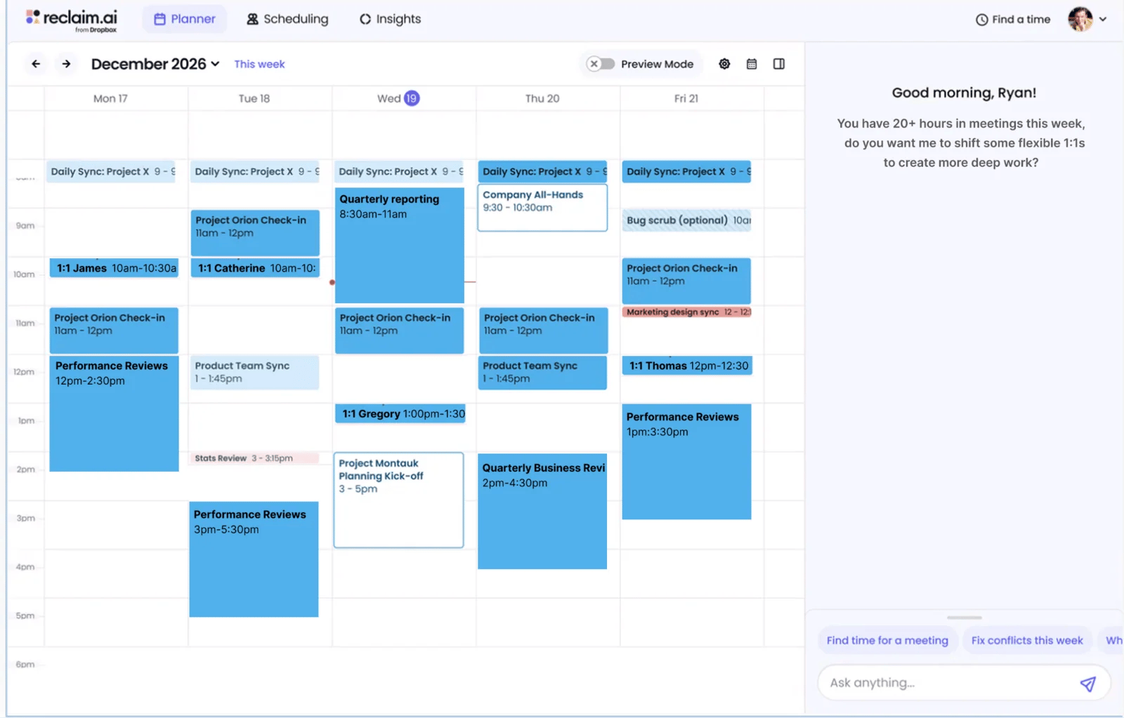 Planner de Reclaim en vue semaine, interface en anglais : une semaine de réunions dans la grille, l'option Preview Mode en haut et, à droite, l'assistant IA qui propose de déplacer des points individuels flexibles pour libérer du temps de travail de fond.