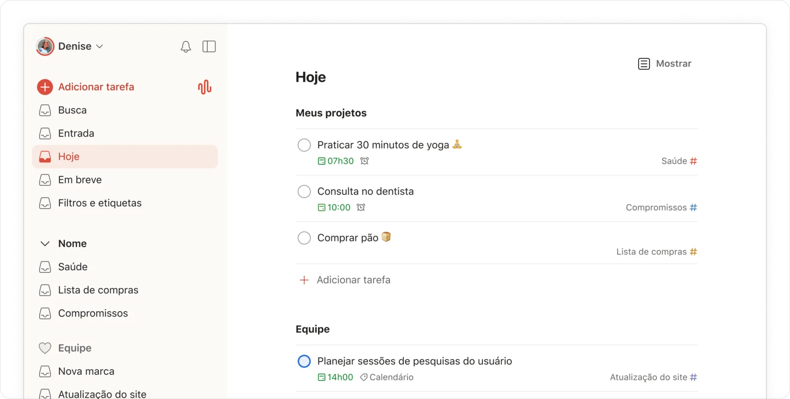 Todoist no computador com a visualização Hoje: tarefas agrupadas por projetos pessoais e de equipe, cada uma com horário, lembrete e projeto