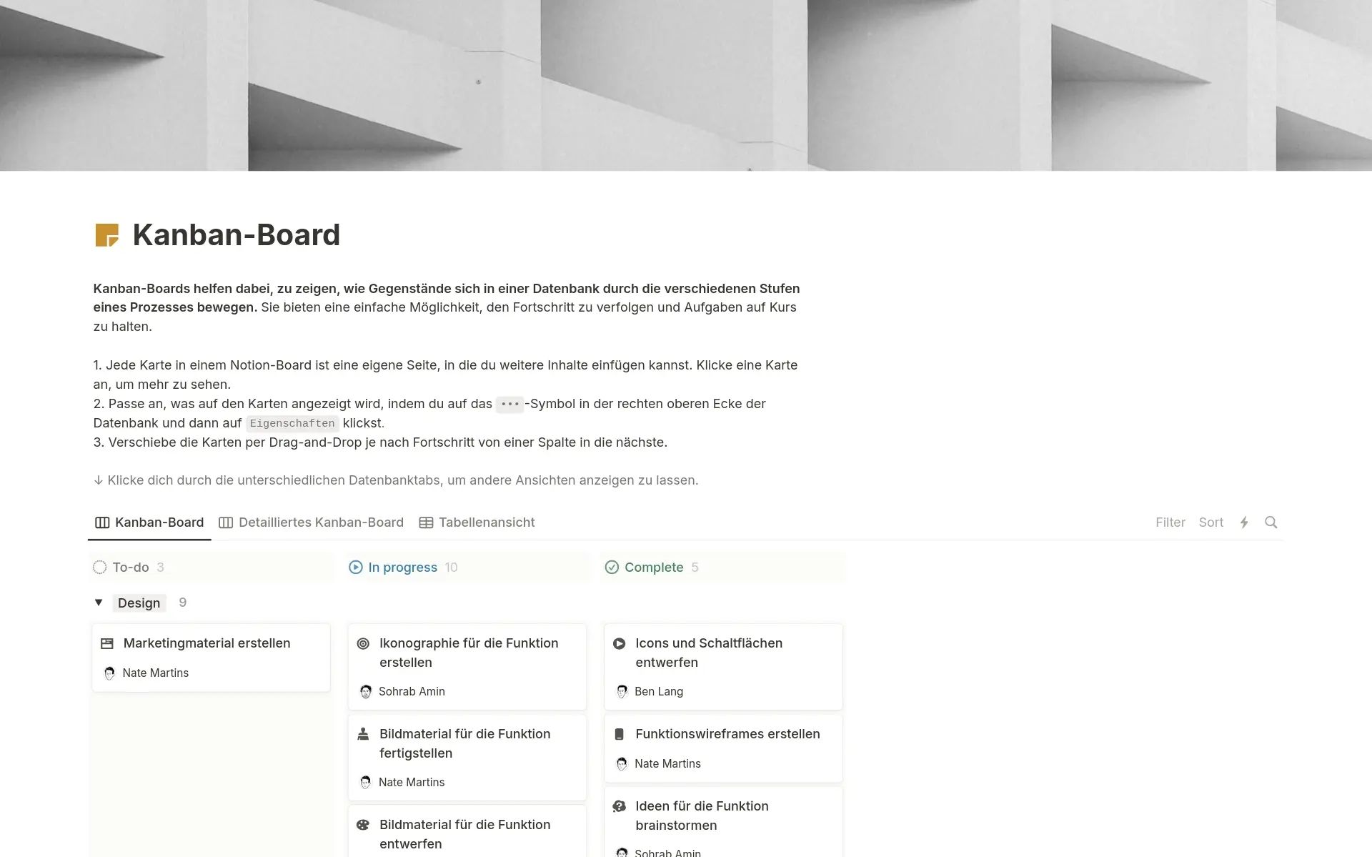 Screenshot einer Kanban-Tafel in deutscher Sprache mit Spalten für Entwurf, In Bearbeitung und Fertigstellung, auf der verschiedene Projektaufgaben und ihre Zuweiser in einem digitalen Arbeitsbereich angezeigt werden.