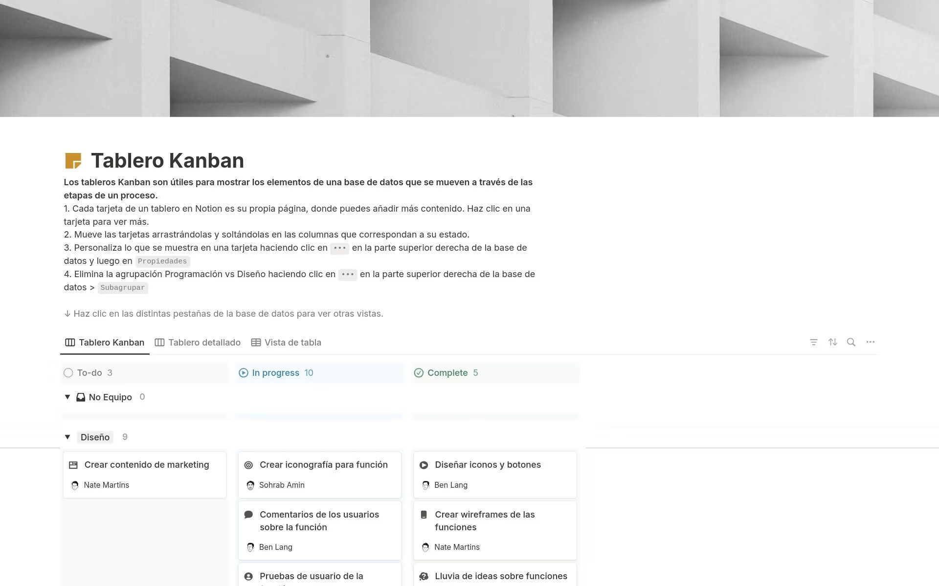 Plantilla de gestión de proyectos para Notion con un tablero Kanban titulado Tablero Kanban, mostrando columnas para tareas: Por hacer, En curso y Completada, bajo una imagen de cabecera de arquitectura geométrica blanca.