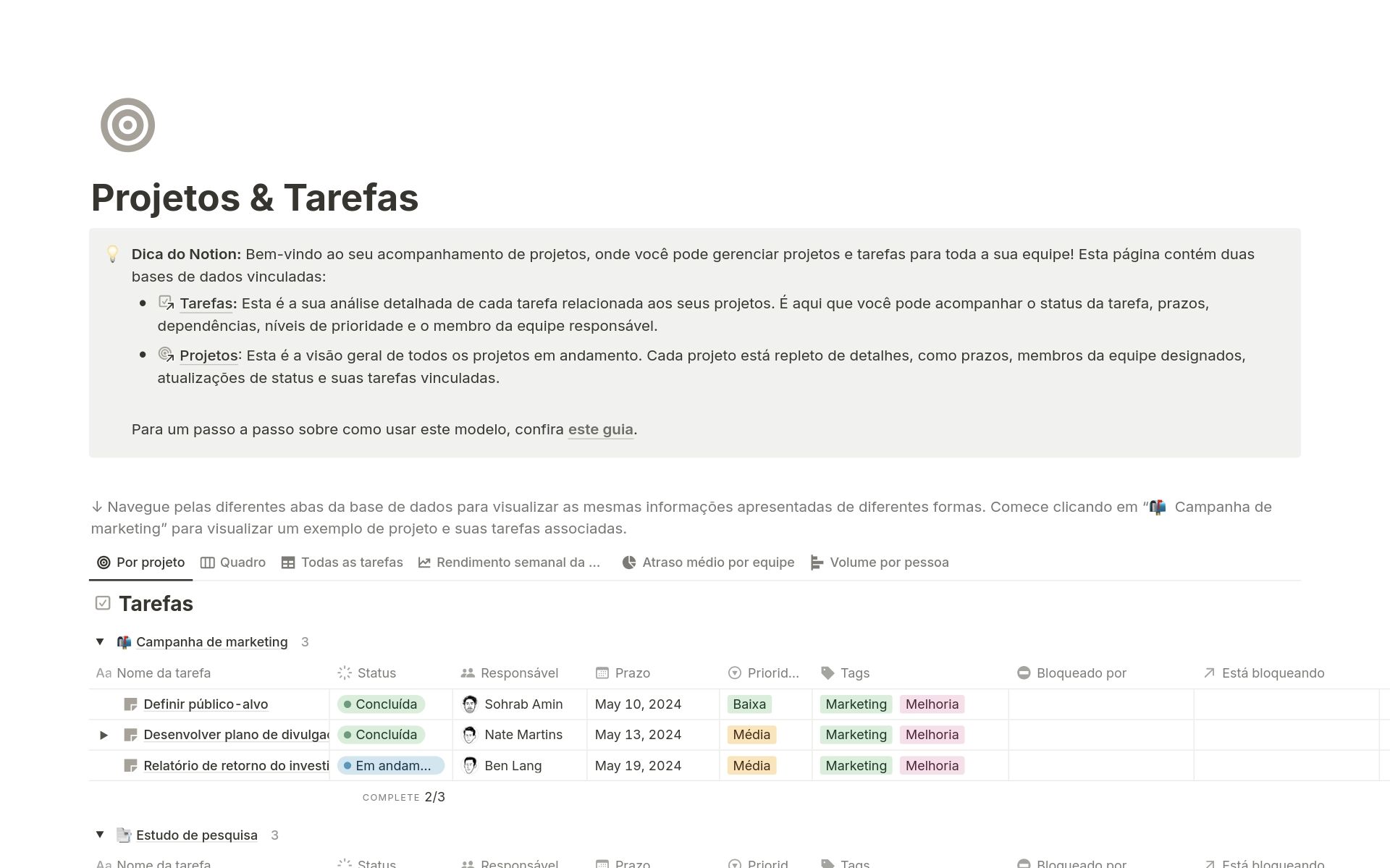 Modelo Projetos & Tarefas no Notion mostrando tarefas organizadas por área com status, responsáveis, datas de entrega, prioridades e etiquetas em formato de tabela