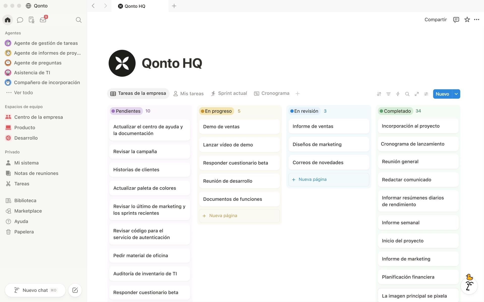 Espacio de trabajo de Notion en español, con una lista de agentes en la barra lateral y un tablero de tareas con cuatro columnas de estado