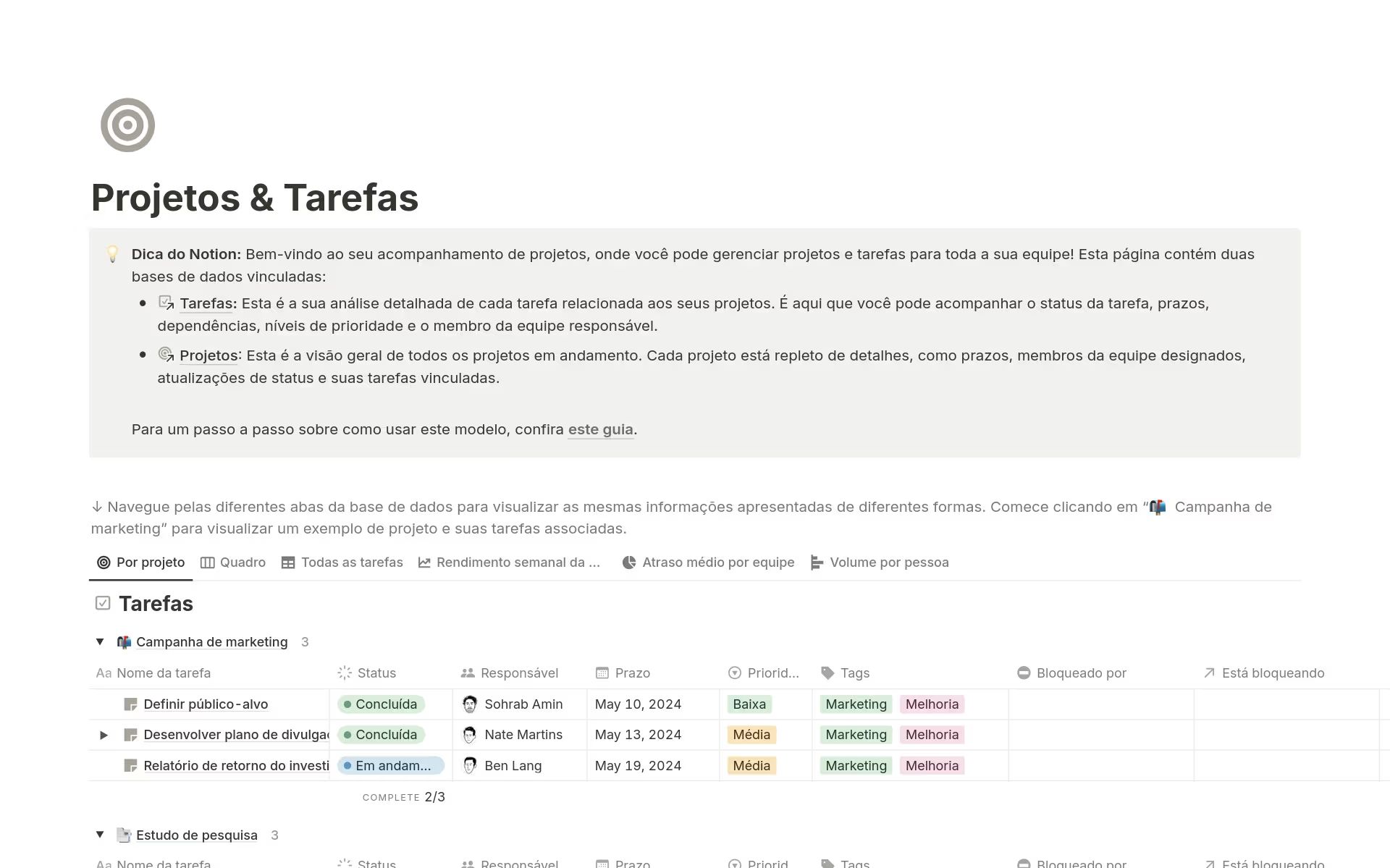 Captura de tela de uma página do espaço de trabalho do Notion intitulada Projetos & Tarefas, mostrando uma tabela em português com tarefas, status, responsáveis, datas e tags do projeto - ideal para quem busca modelos gratuitos do Notion para organizar projetos.
