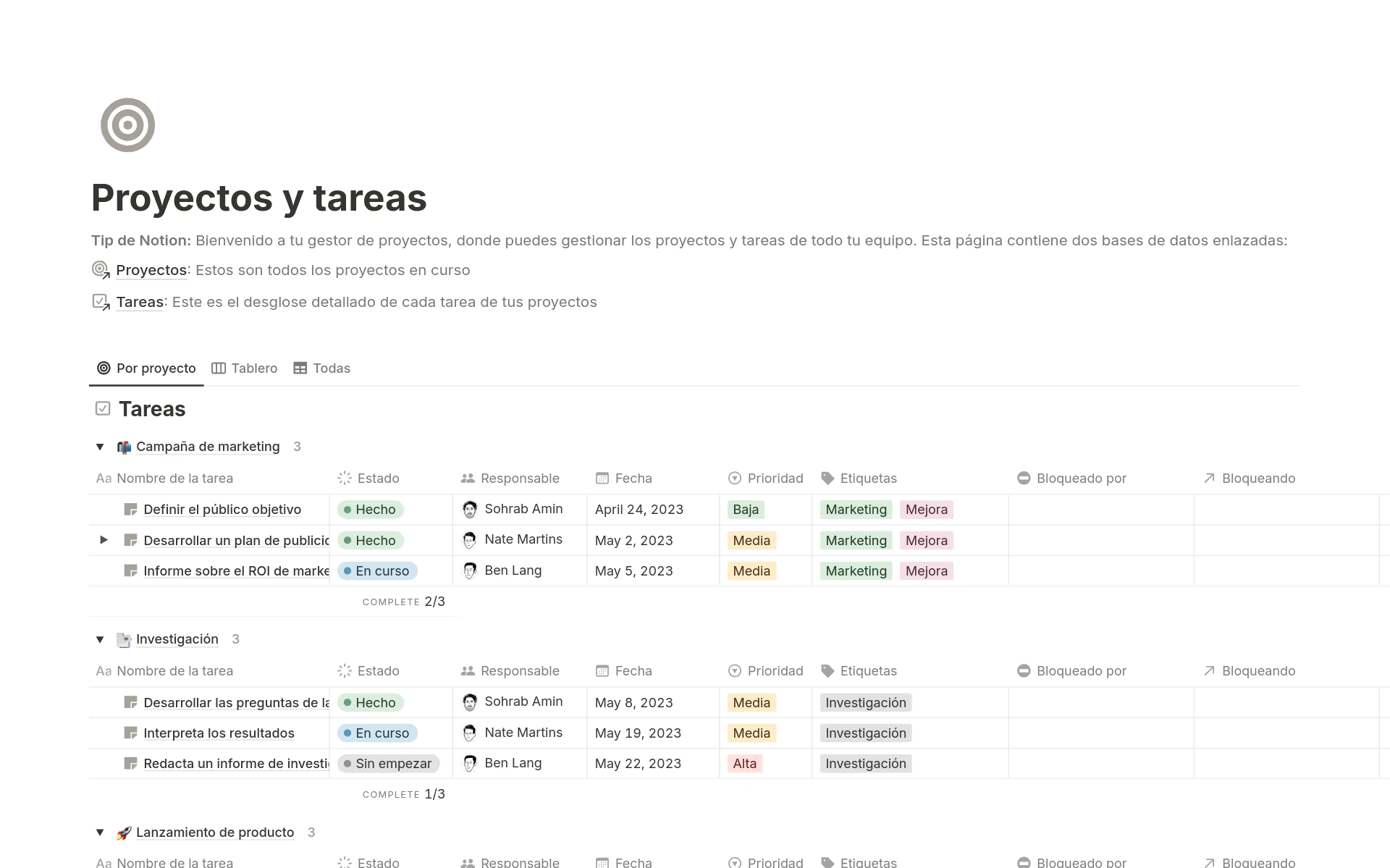 Captura de pantalla de un espacio de trabajo de Notion que muestra una tabla de «Proyectos y tareas» en español, utilizando una plantilla de gestión de proyectos de Notion para organizar tareas, estados, responsables, fechas, prioridades y etiquetas por proyecto.