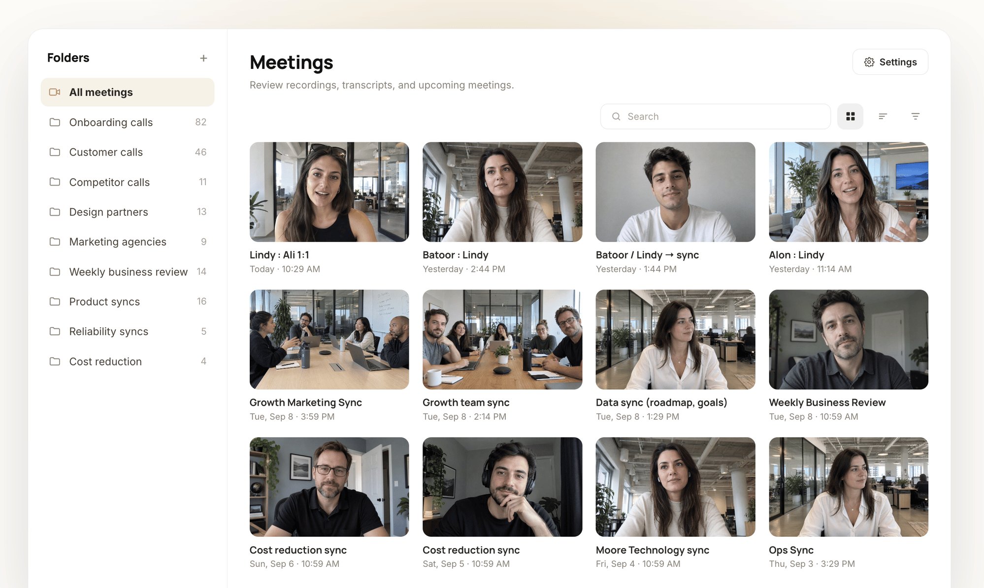Lindy 웹 앱의 Meetings 화면. 왼쪽에는 폴더 목록(All meetings, Onboarding calls, Customer calls 등, 각각 개수 표시), 오른쪽에는 녹화된 화상 통화가 제목과 날짜와 함께 그리드로 표시돼요.