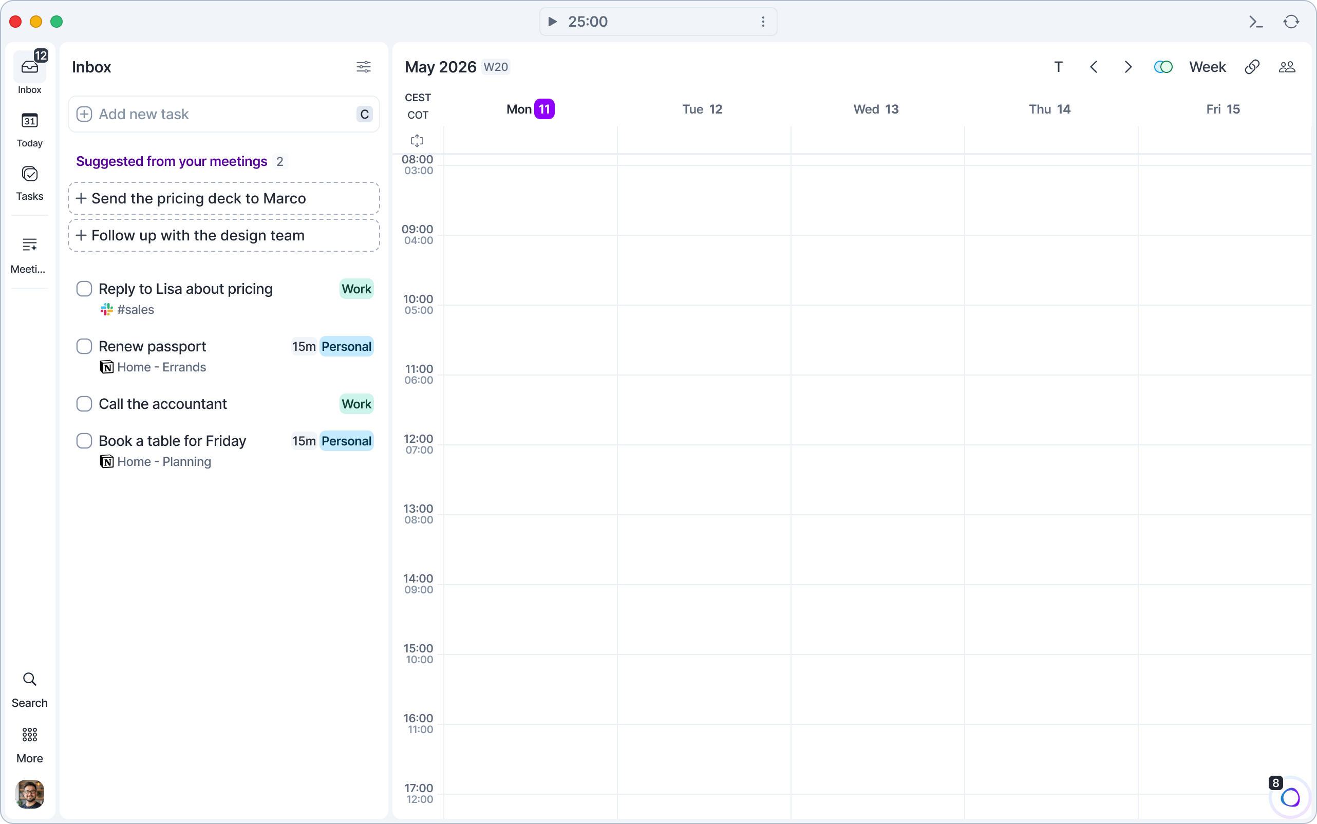 2026년 5월 주간 표 옆에 놓인 Akiflow의 Inbox. Suggested from your meetings가 두 건을 제안하고, Slack 채널이 달린 Reply to Lisa about pricing과 Notion 페이지가 달린 Renew passport 같은 항목이 Work 또는 Personal 라벨과 함께 보여요