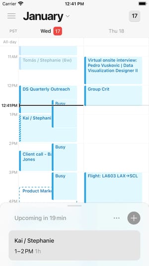 Notion Calendar sur iPhone en vue deux jours, avec des événements colorés, la ligne de l'heure actuelle et un volet inférieur qui annonce la prochaine réunion dans 19 minutes
