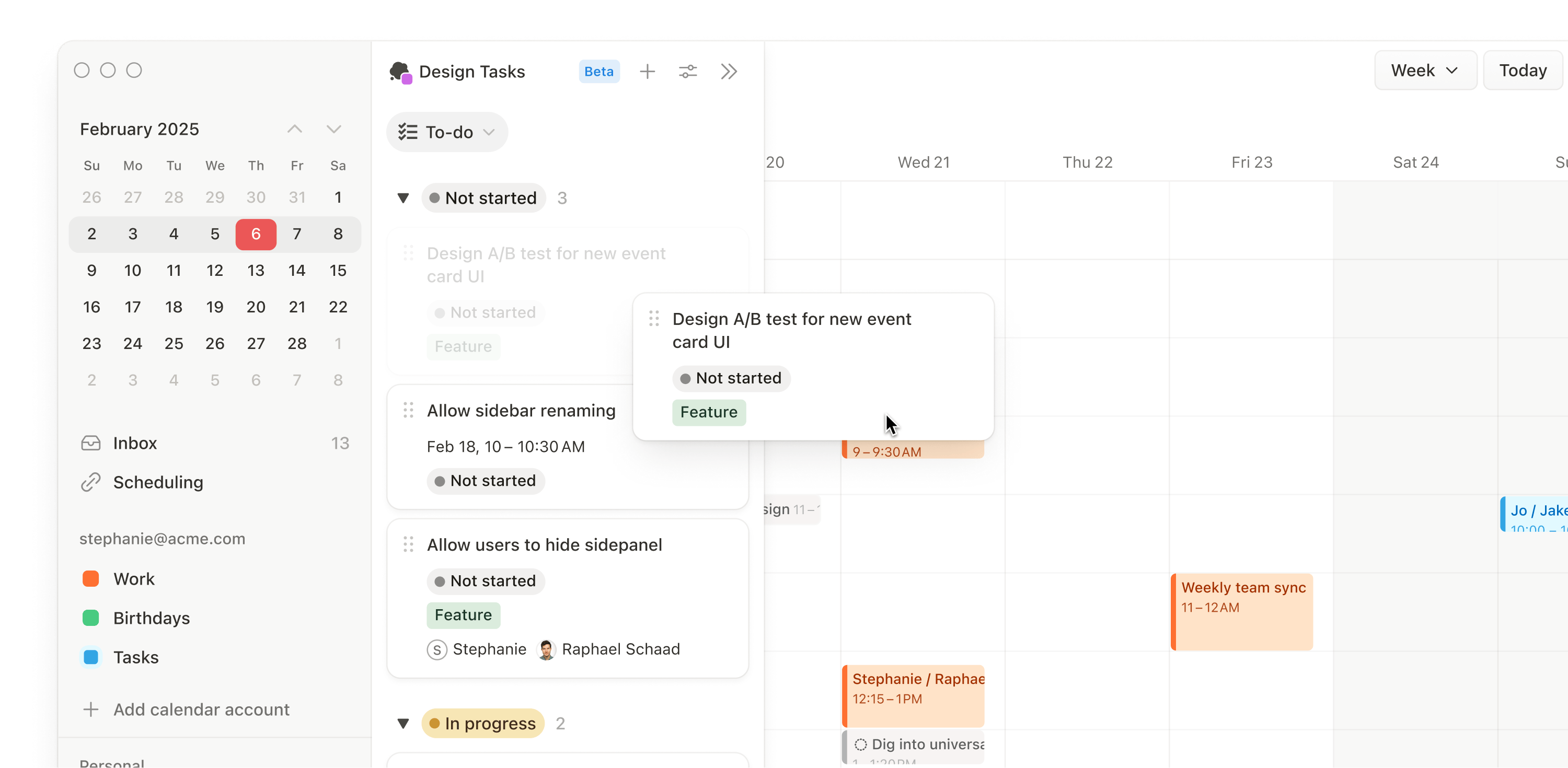 Vista de semana de Notion Calendar con una base de datos de Notion «Design Tasks» abierta en el panel lateral izquierdo; una tarjeta de tarea se arrastra desde la base de datos hacia la cuadrícula del calendario.