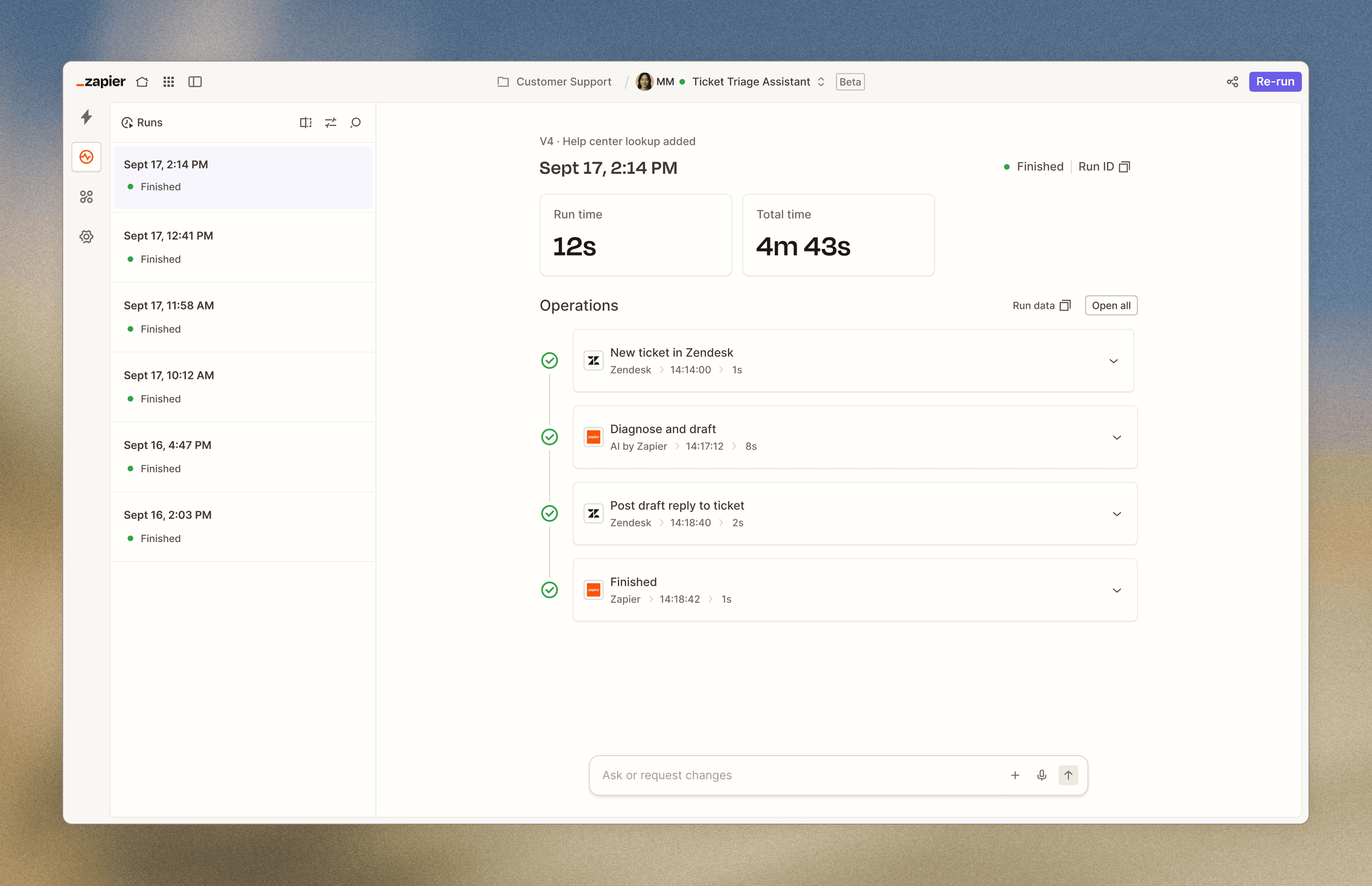Ticket Triage Assistant Zap의 실행 기록 화면. 왼쪽에 완료된 실행 목록이, 오른쪽에 Zendesk 새 티켓, AI by Zapier 진단·답변 초안, 티켓에 답변 초안 게시, 완료의 네 단계가 보여요.
